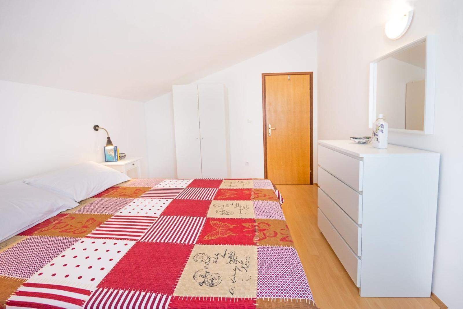 Apartments With A Parking Space Njivice, Krk - 5427 Rom bilde